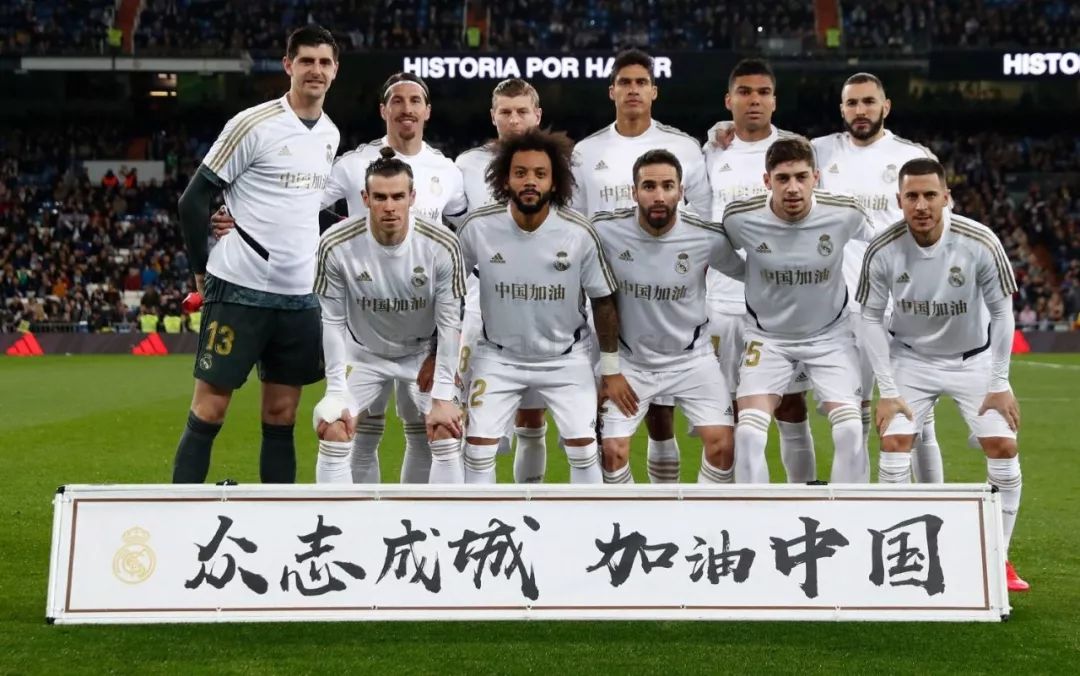 随即以三人